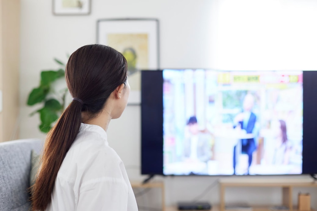 テレビを見る女性