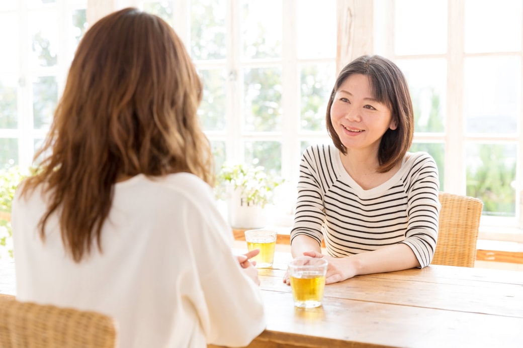 会話する女性