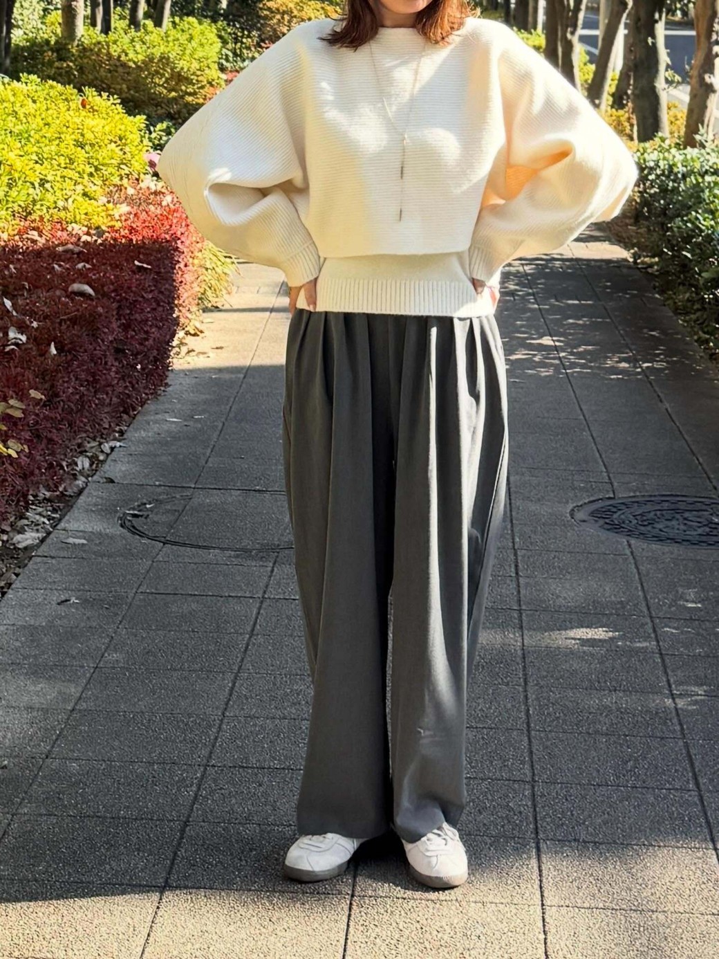 旬なシルエットのアイテム同士を合わせて、スニーカーで着崩した大人のカジュアルスタイル。