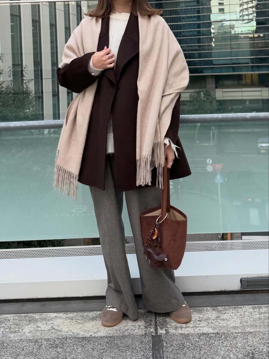 重くなりがちな上品コーデに、スニーカーで抜け感をプラス。