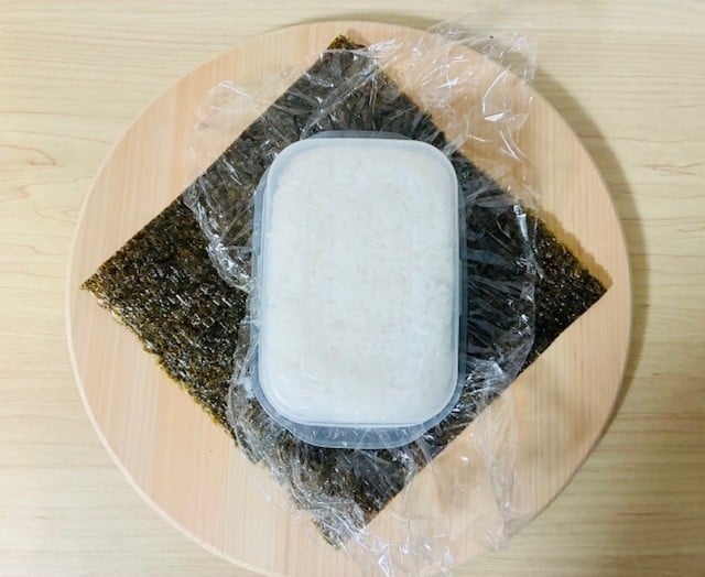 食品保存容器でおにぎらず