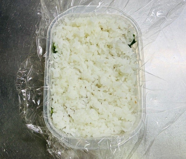 食品保存容器でおにぎらず