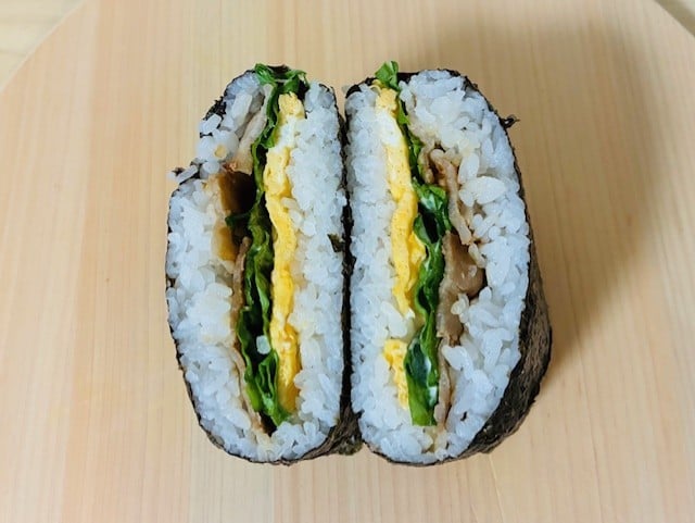 食品保存容器でおにぎらず