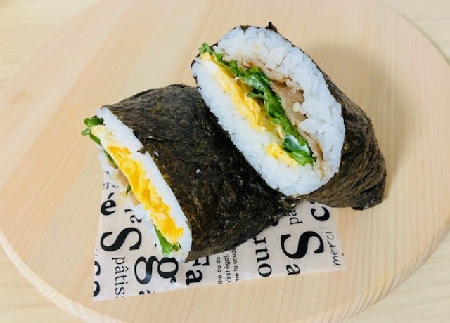 食品保存容器でおにぎらず