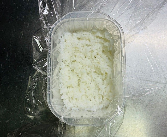 食品保存容器でおにぎらず