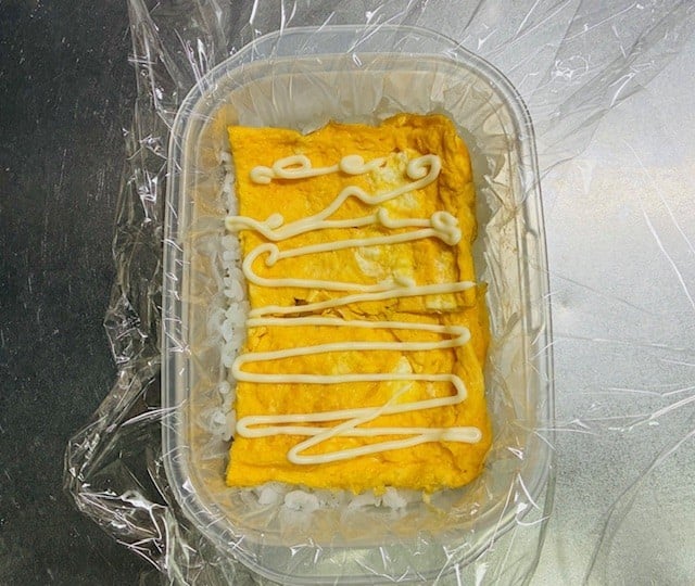 食品保存容器でおにぎらず