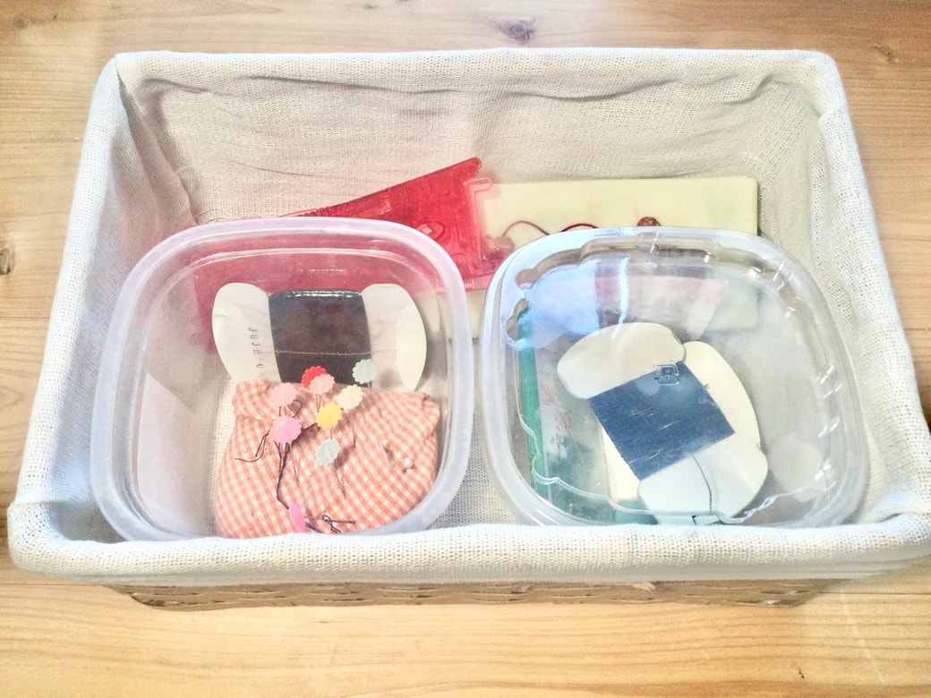 みその空き容器に裁縫道具を入れる