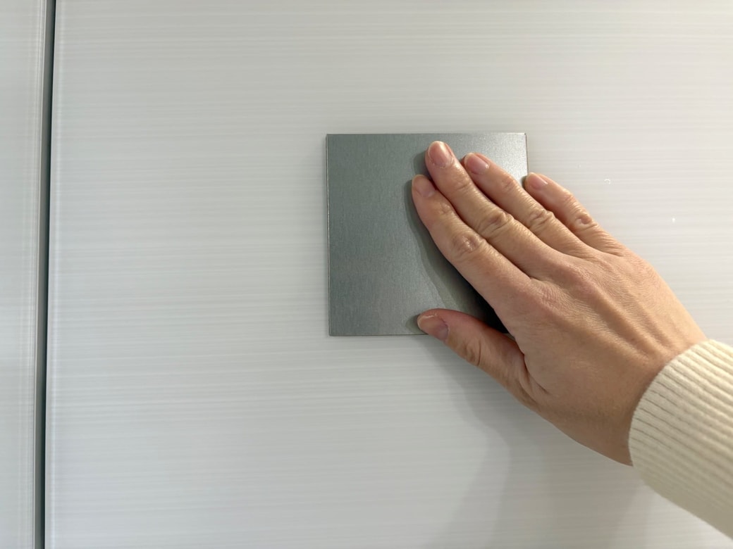 はくり紙をはがして貼るだけ