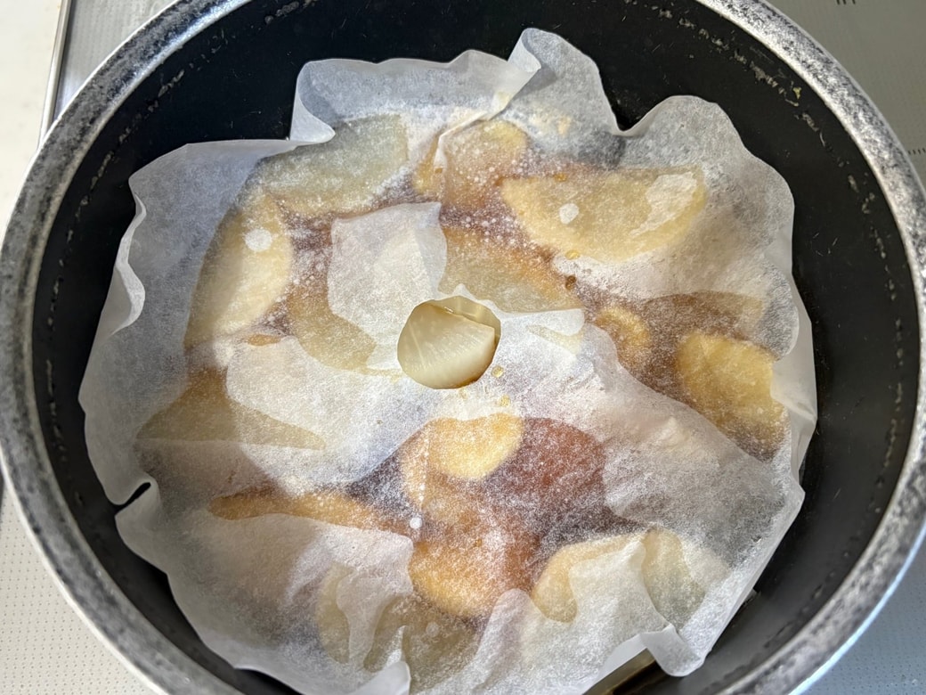 大根、ぶり、すき焼きのたれ、水、薄切りしょうがを入れて煮る