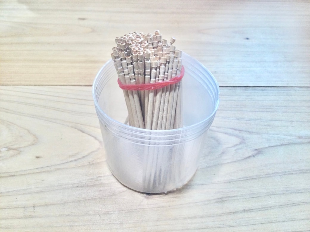 つまようじの束に輪ゴムをかける