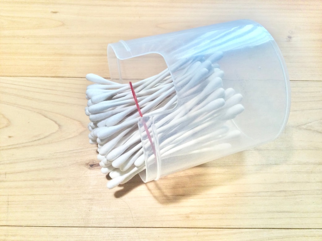 綿棒を輪ゴムでまとめる