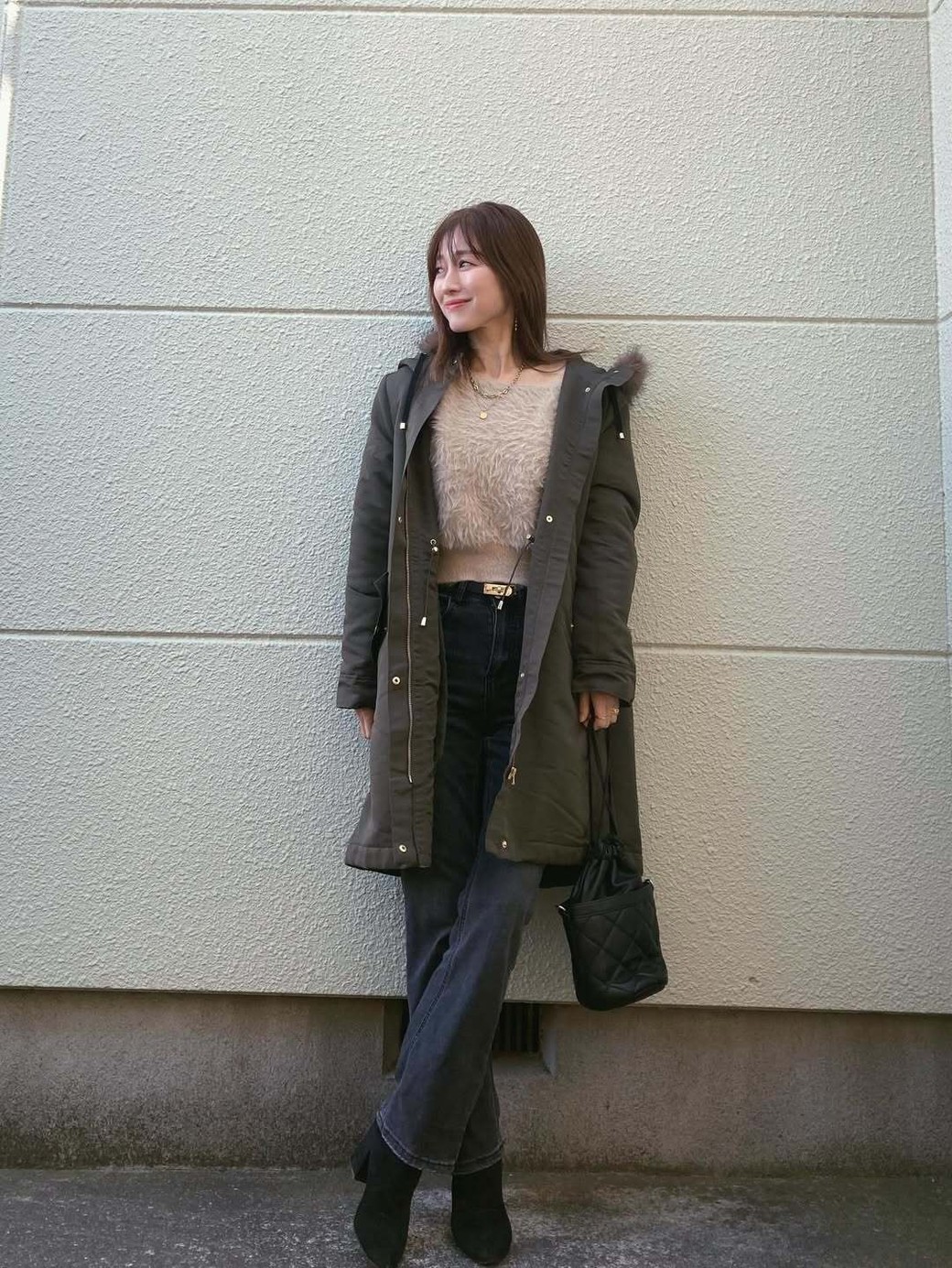 シャギーニットの投入でカジュアルコーデに品をプラス。