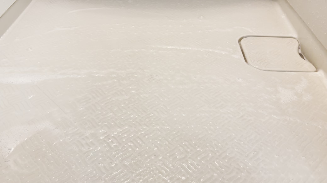 洗剤を広げて汚れを浮かす