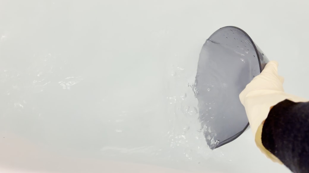 洗面器でかき混ぜる