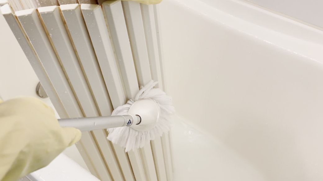 ブラシで軽くこする