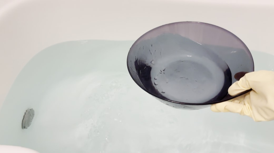 浴槽のお湯を洗面器で汲む