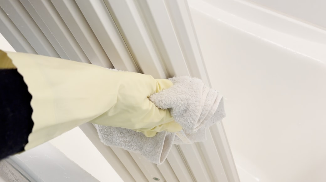 水気をタオルで拭き取る