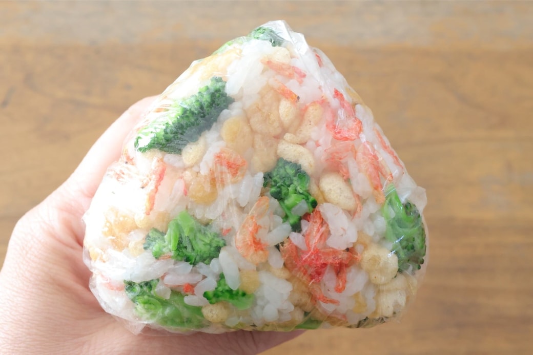「ブロッコリーと桜えびの天かすおにぎり」