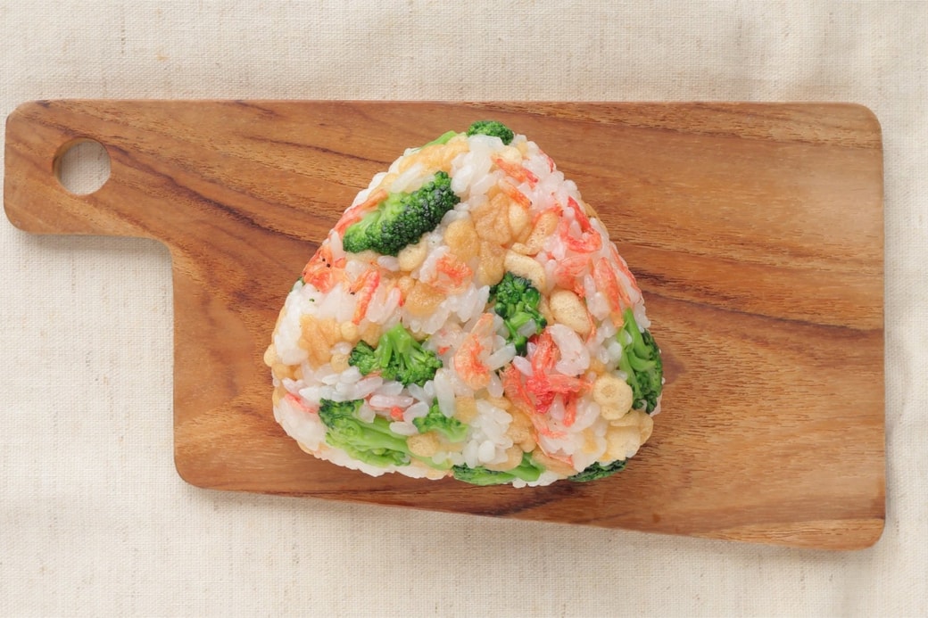 「ブロッコリーと桜えびの天かすおにぎり」
