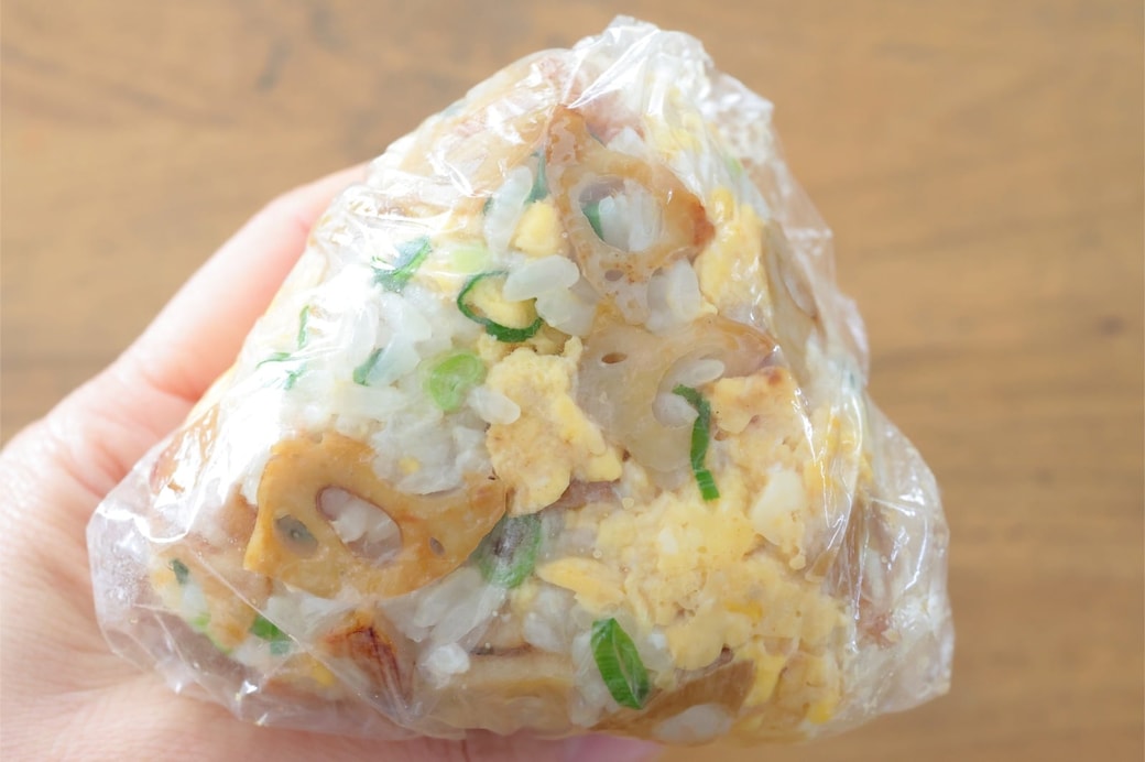 「レンコンと卵のおにぎり」