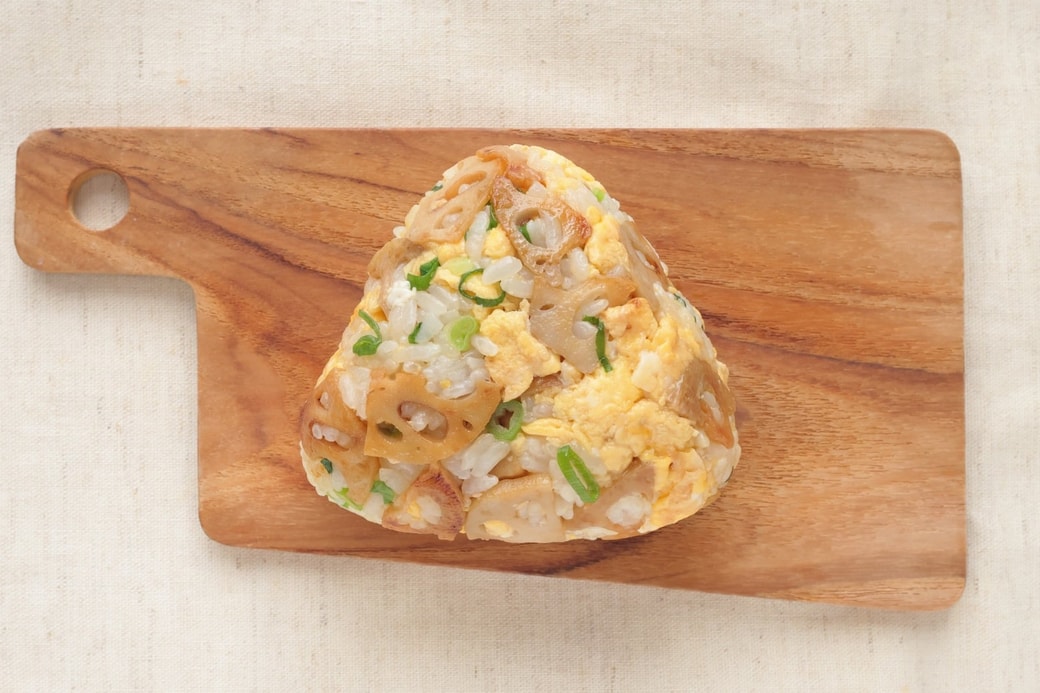 「レンコンと卵のおにぎり」