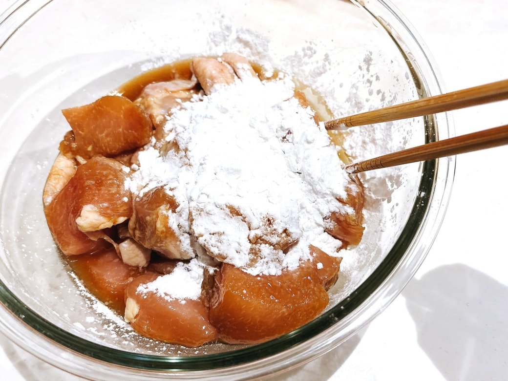 鶏肉の粉をまぶす