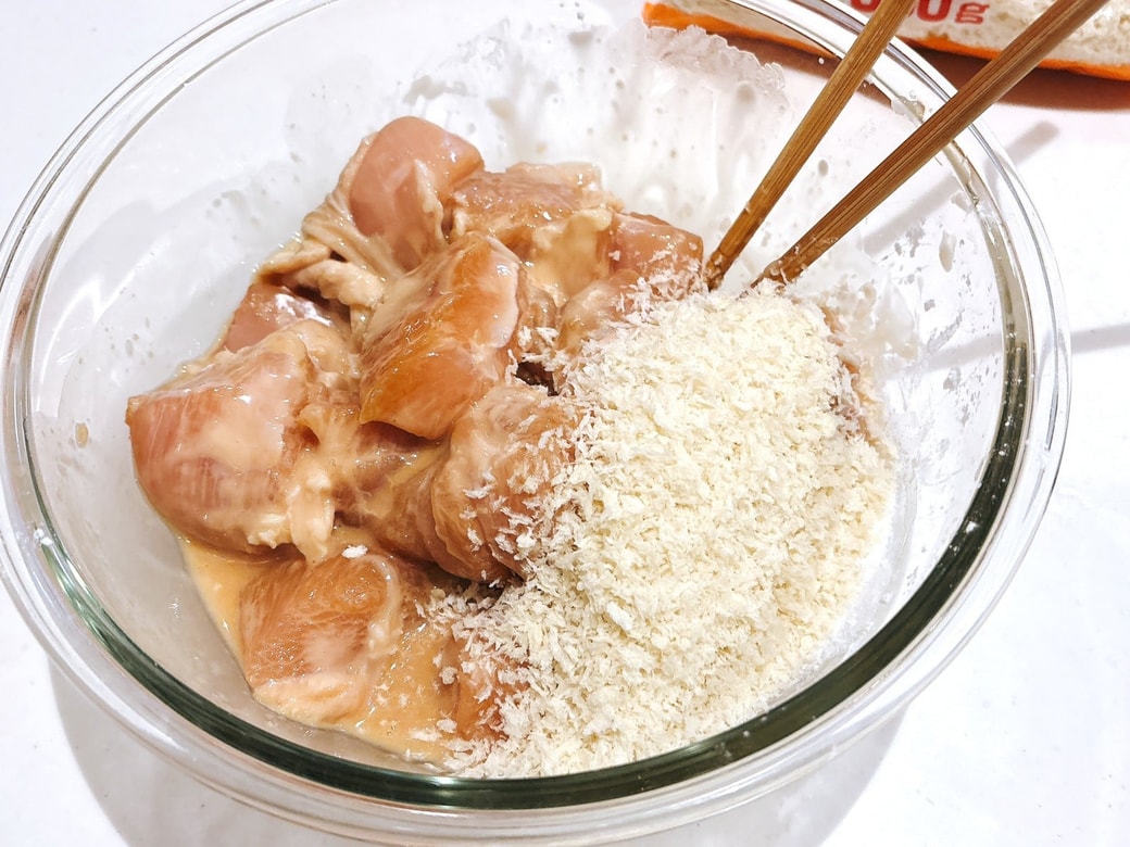 パン粉を加える