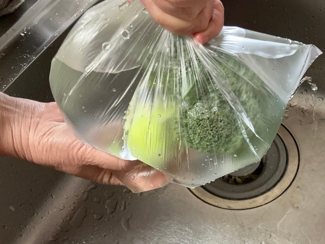 ビニール袋に入れたブロッコリー