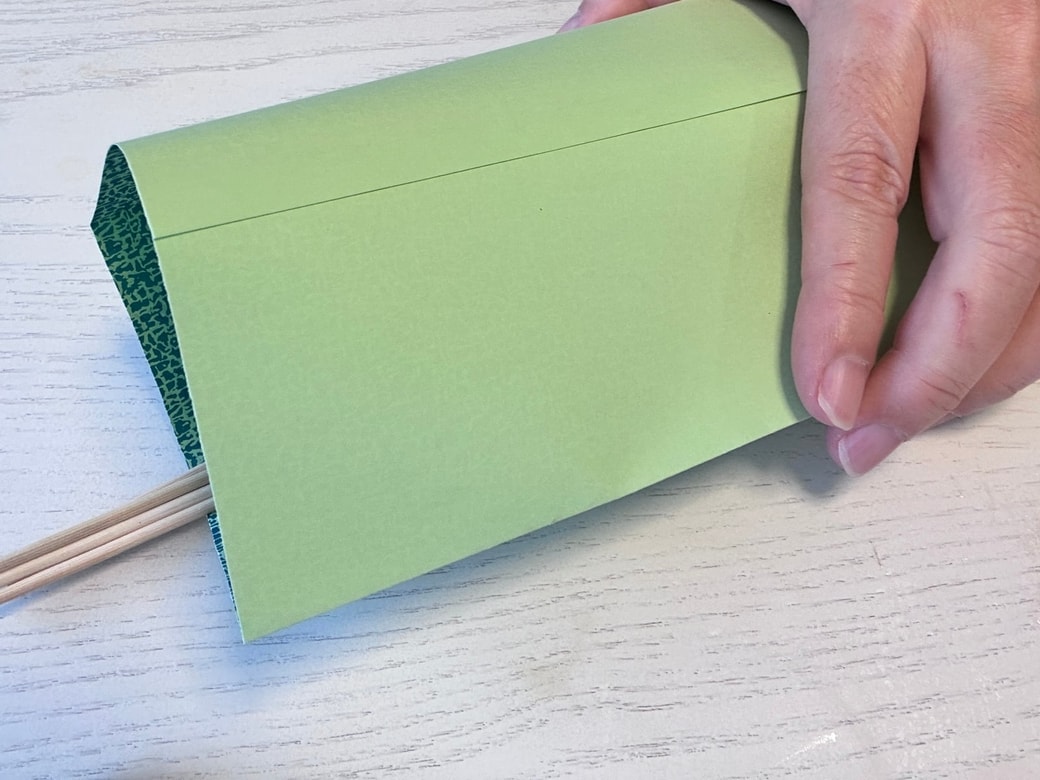 封筒に串を入れる