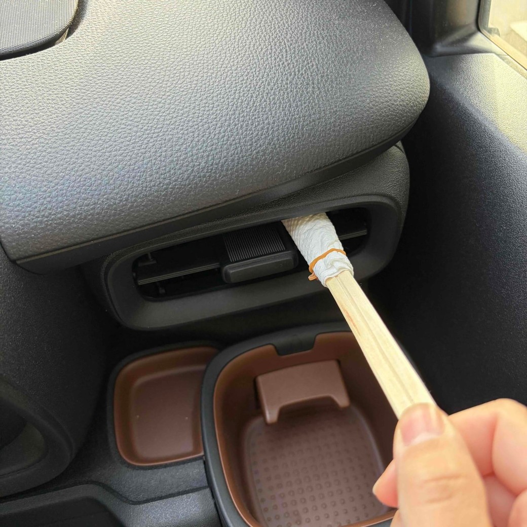 車のエアコンを掃除しているところ