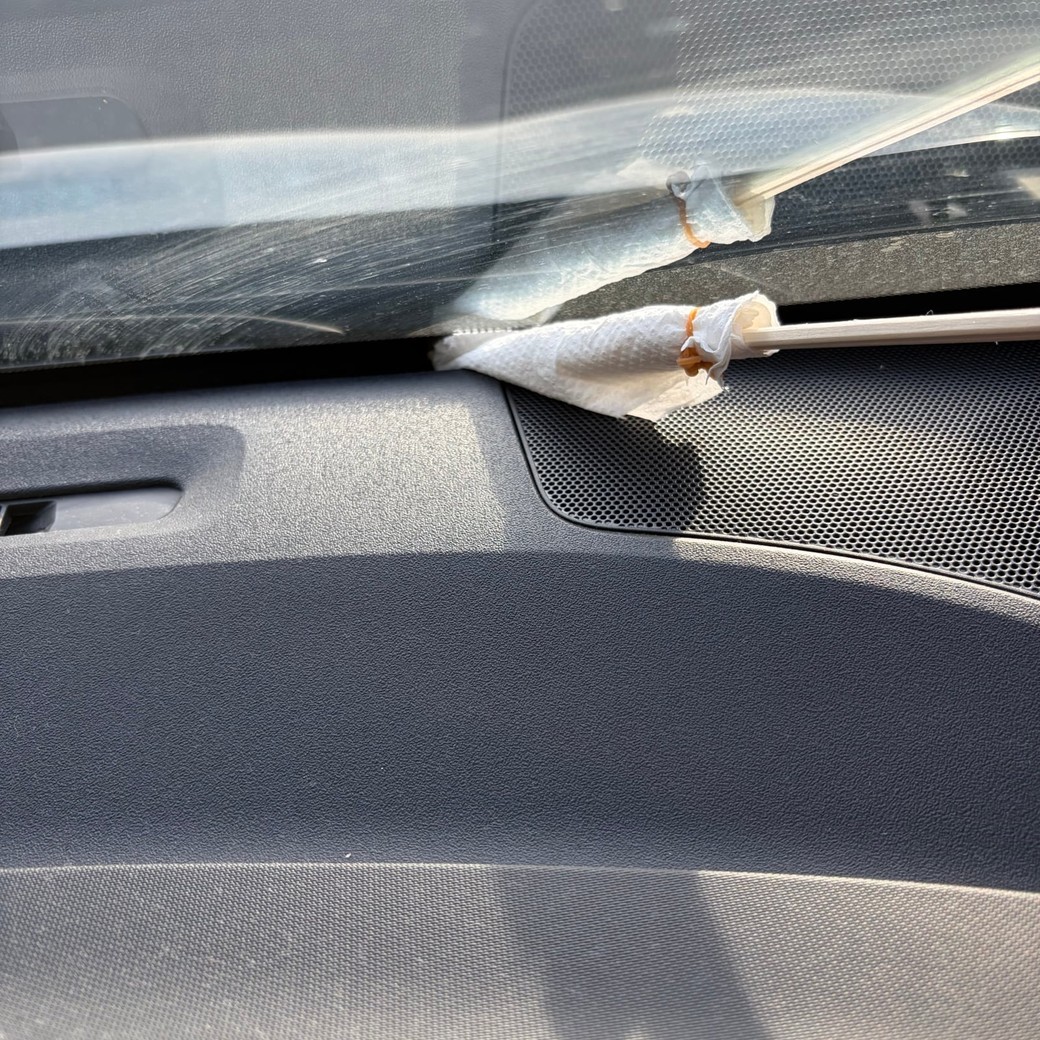 ダッシュボードの掃除をしているところ