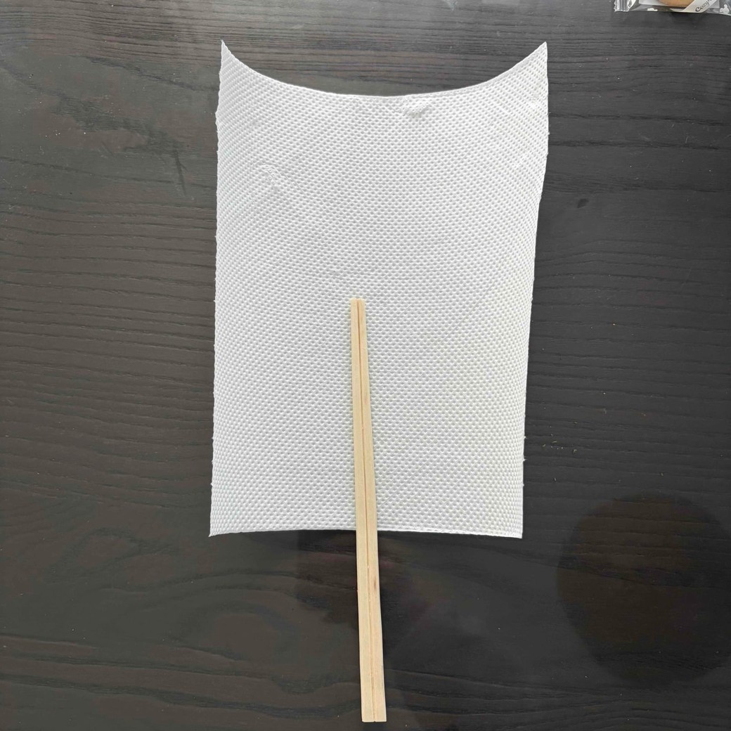 キッチンペーパーの上に割りばしを置いているところ