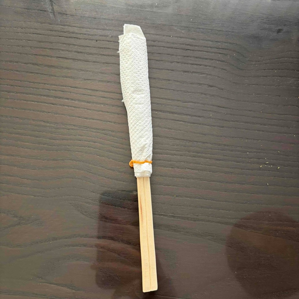 割りばしにキッチンペーパーを巻き付けたところ