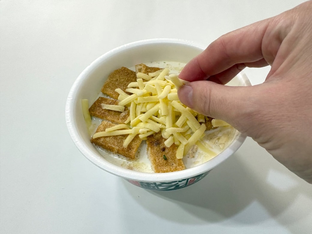 ピザ用チーズを入れて混ぜる