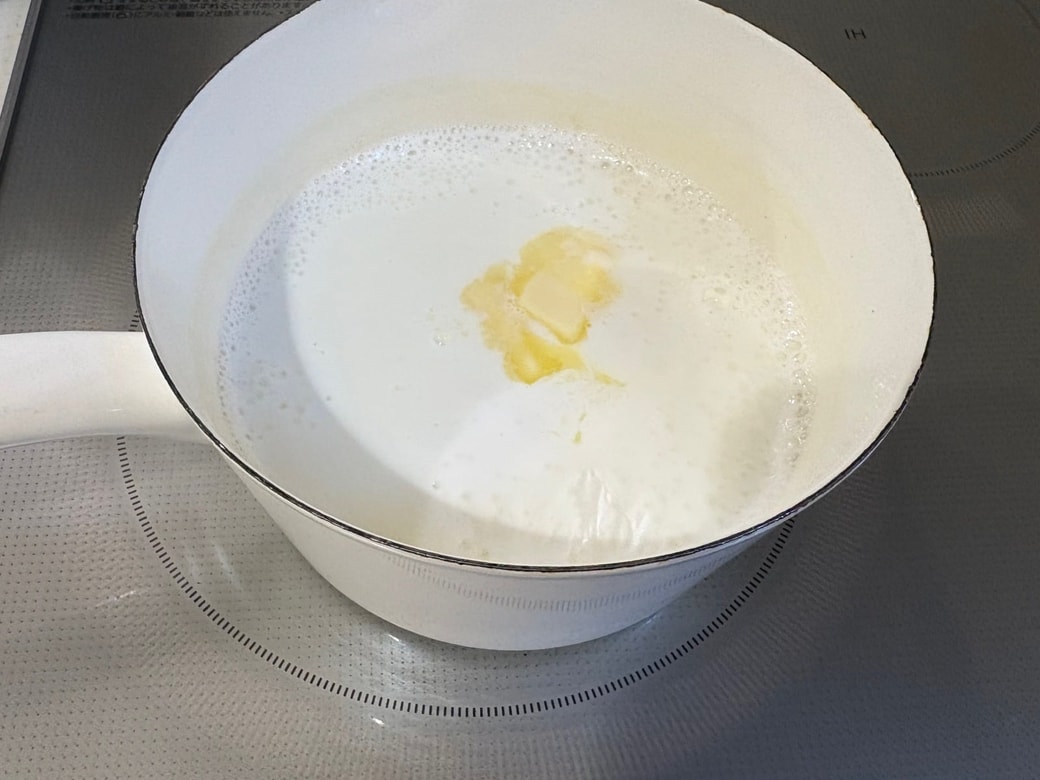 牛乳を温めてにんにくチューブとバターを入れる