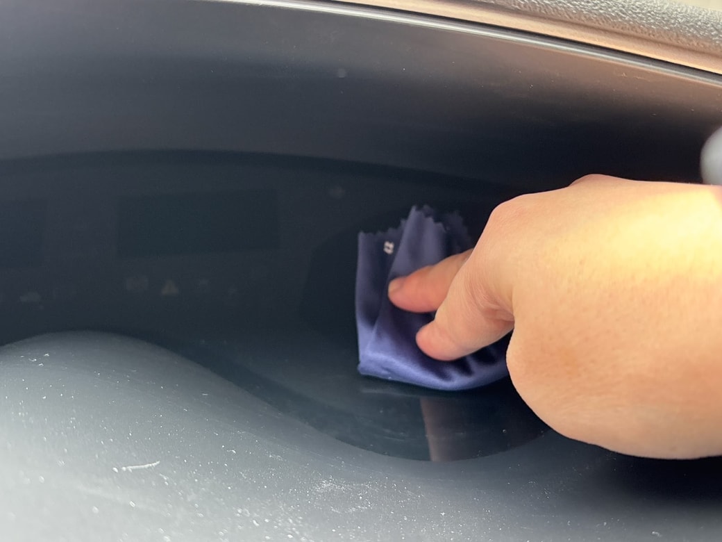 なでるように汚れを拭き取る