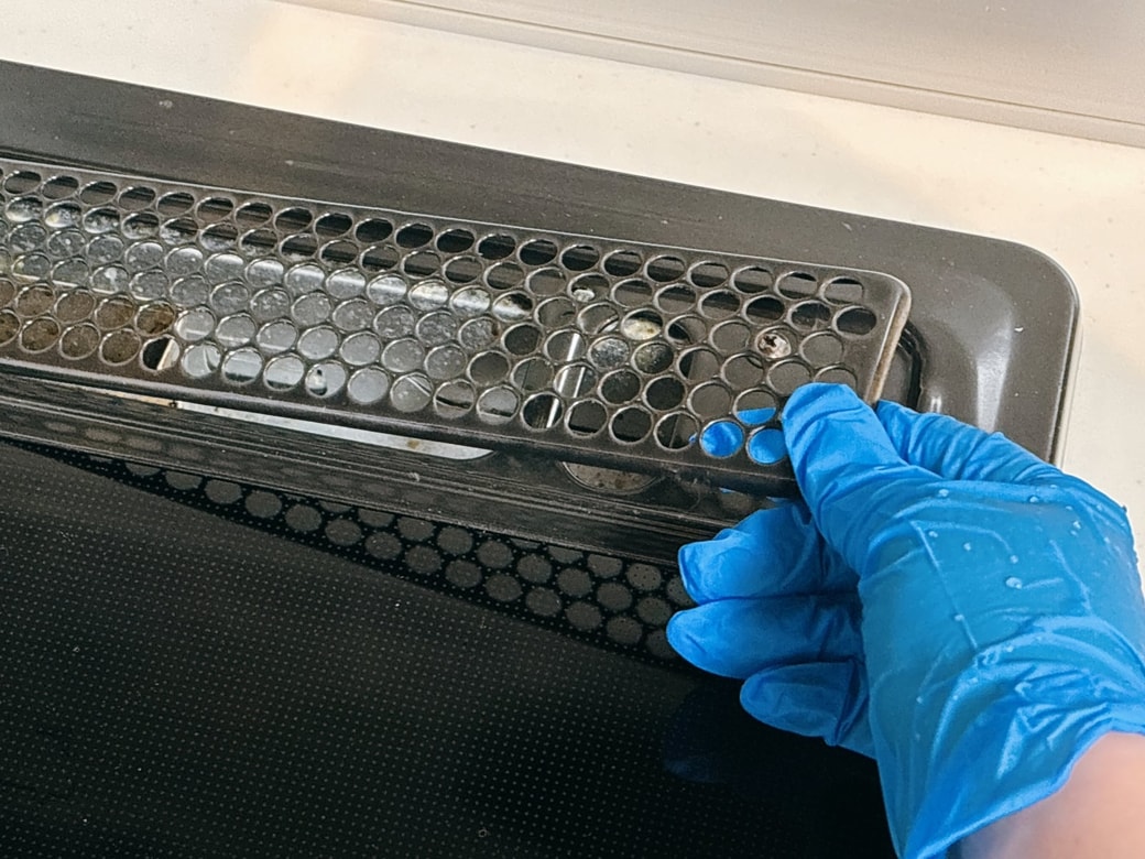 洗って水けをふき取った排気口カバーを元に戻す