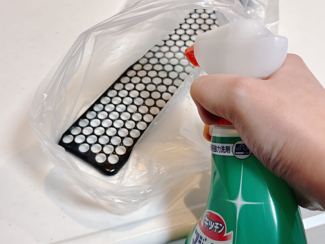 キッチンマジックリンを排気口カバーにスプレーする