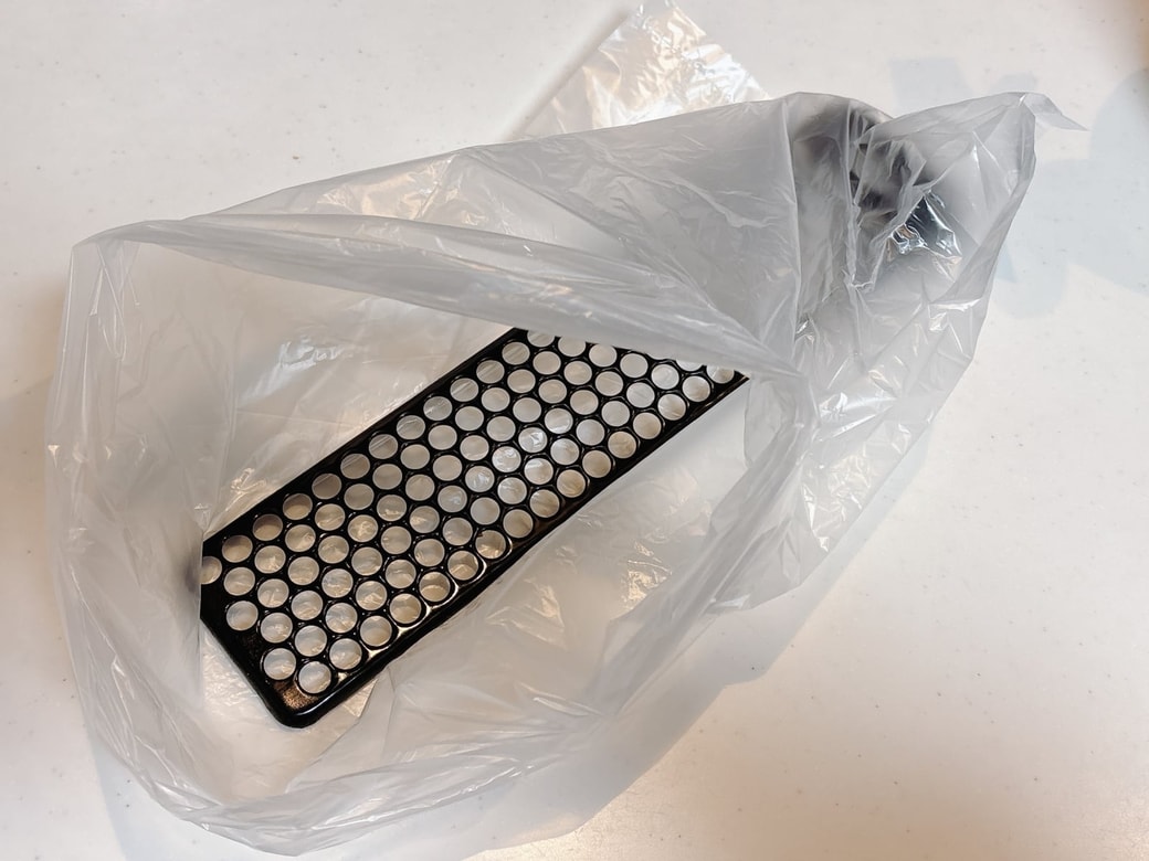 排気口カバーを袋に入れる
