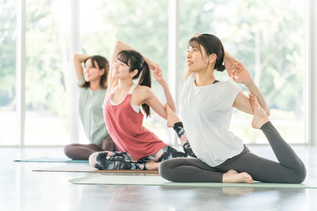ヨガをする女性