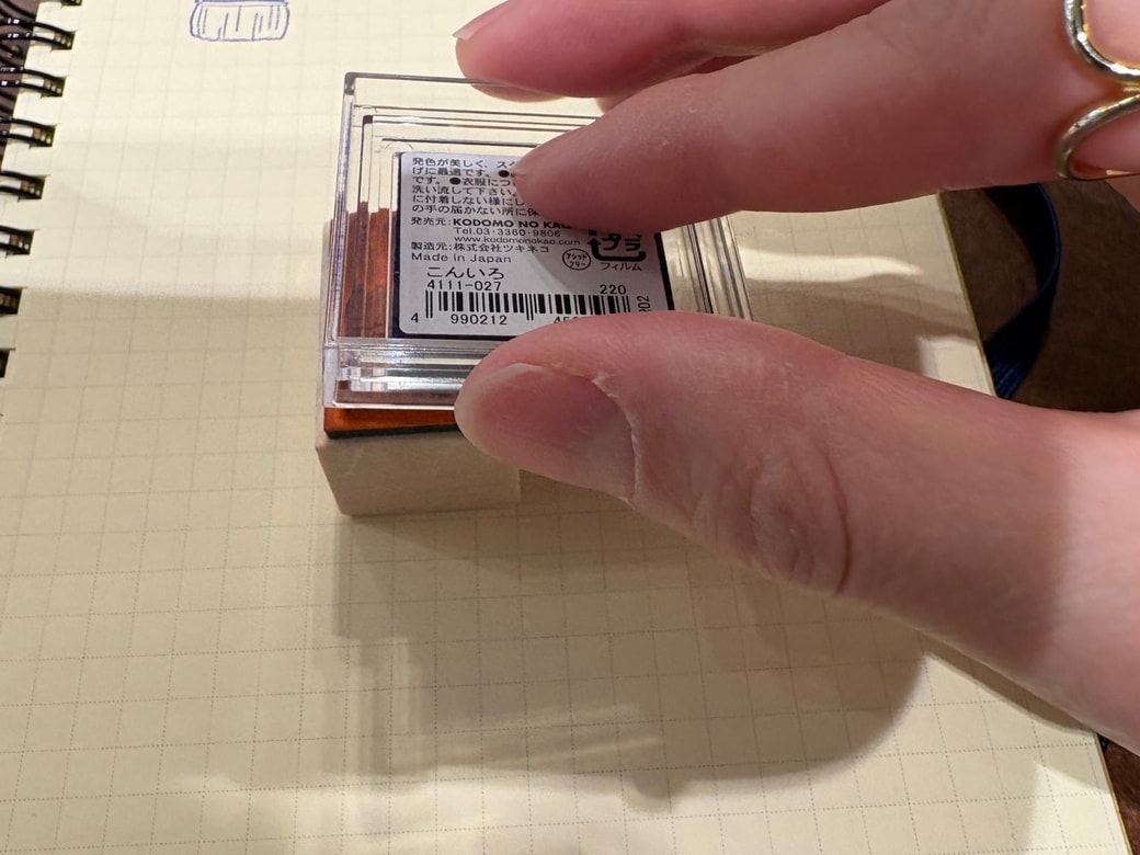 はんこを上向きにしてインクをのせていくのが正解