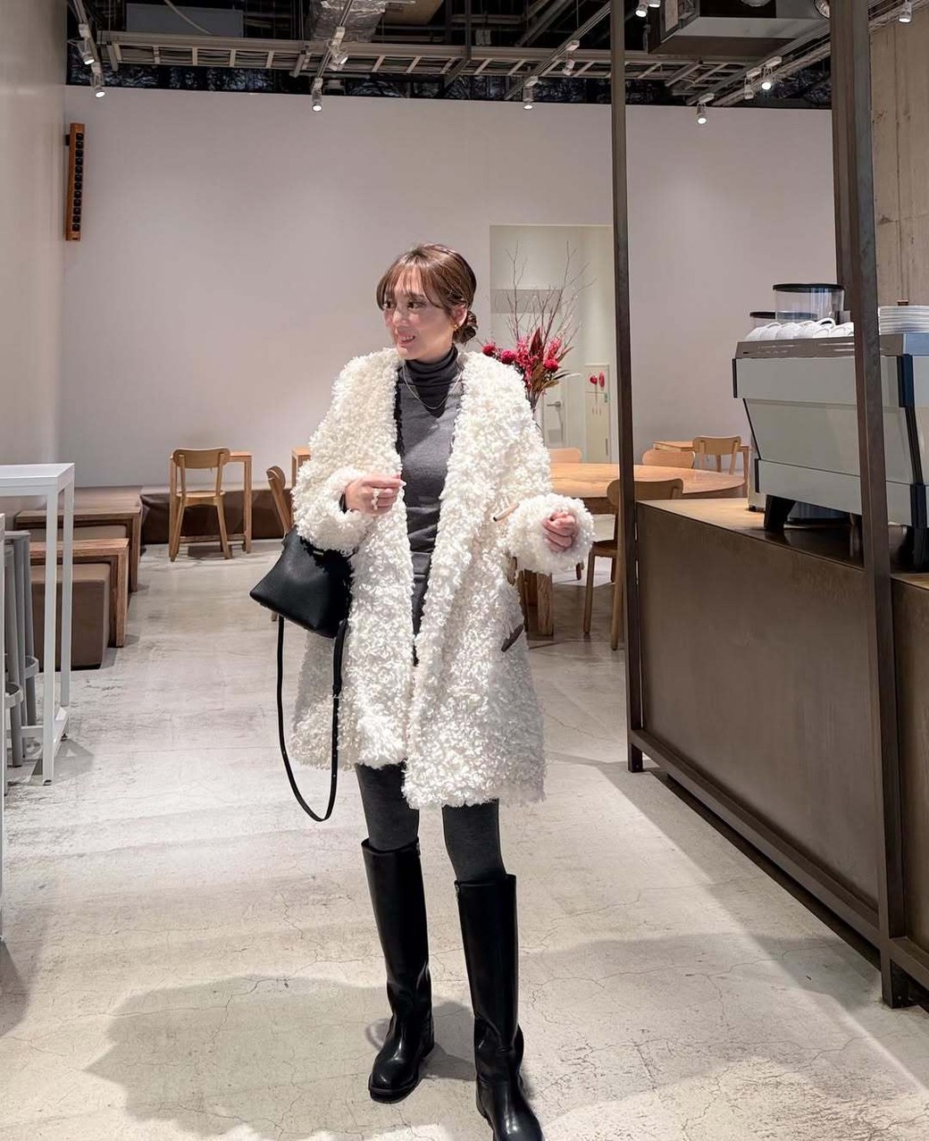 モコモコしたファーのコートが主役級の存在感。
