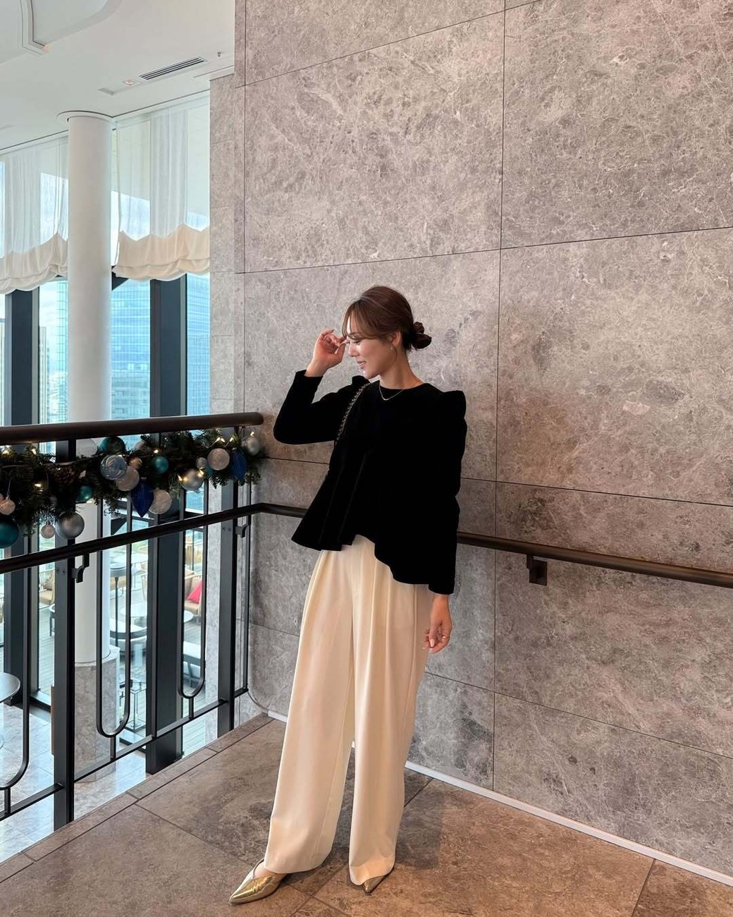 フェミニンなペプラムトップスも、モノトーンコーデなら大人にぴったり。