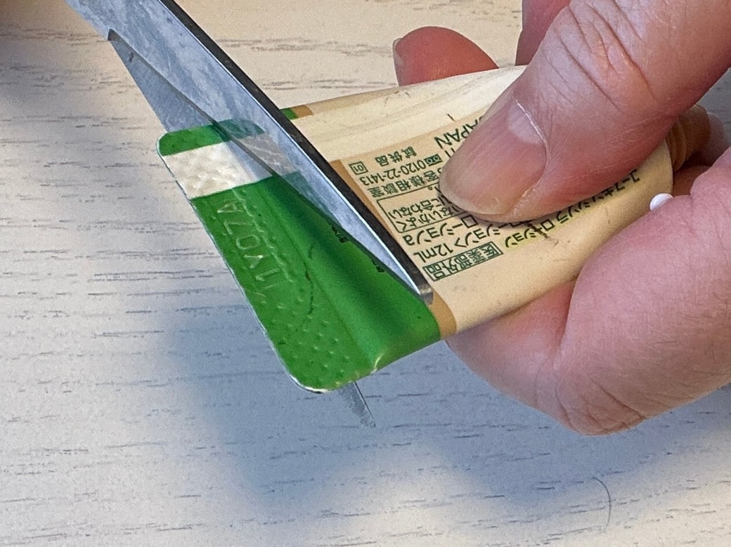 チューブの底をカットする