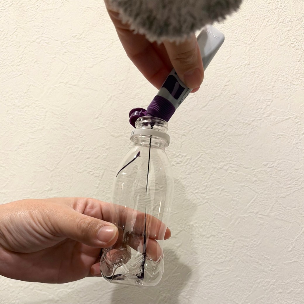 空き容器に絵の具を入れているところ