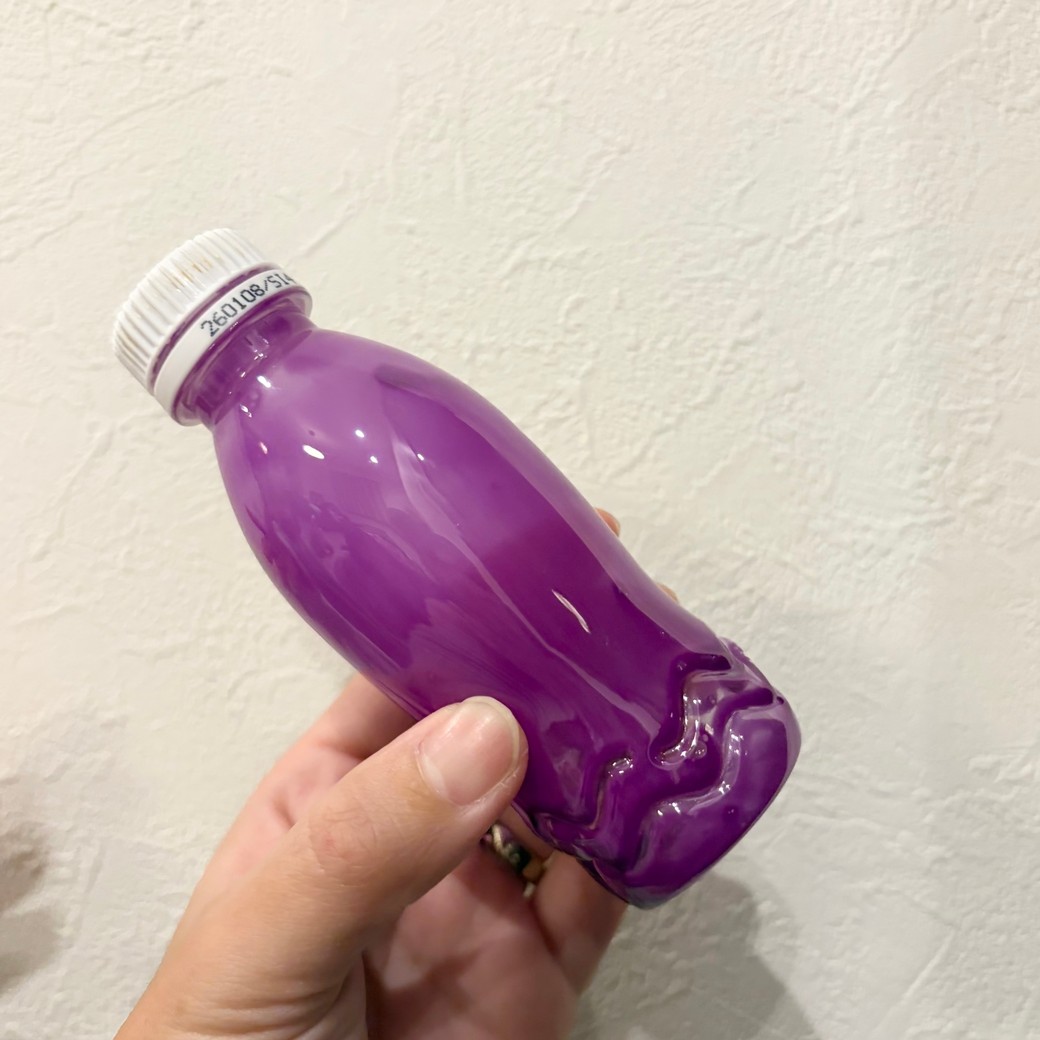 空き容器を振っているところ