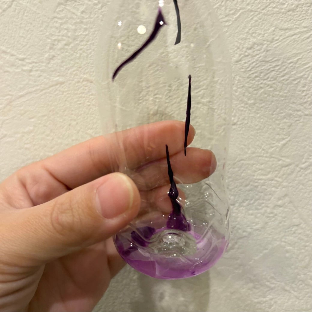 絵の具を入れた空き容器に水を入れたところ