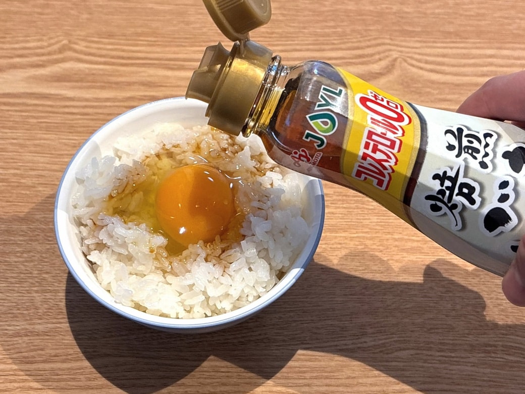 醤油とごま油をまわしかける