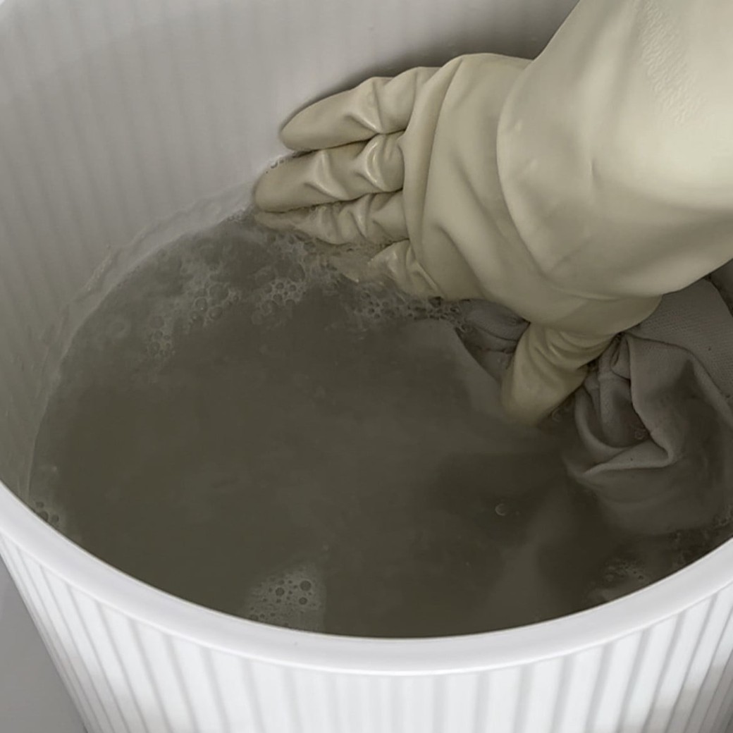 白いシャツから出た蓄積汚れ