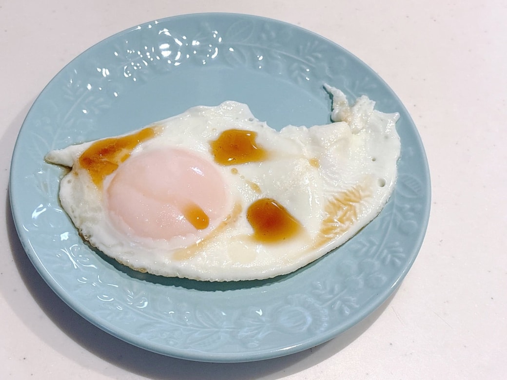 めんつゆをかけた目玉焼き